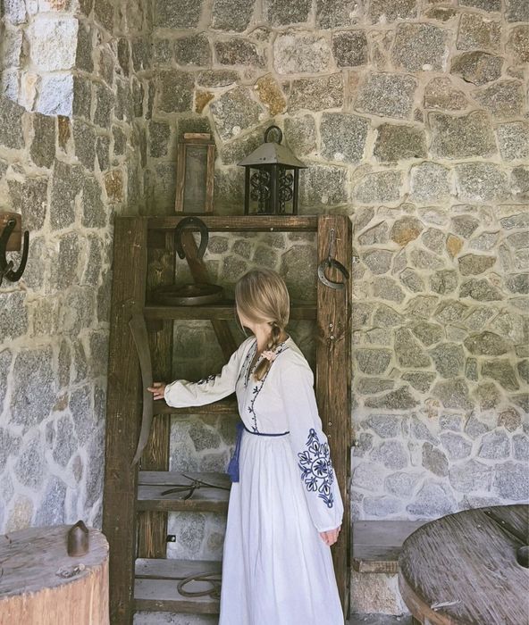 Сукня-вишиванка з льону