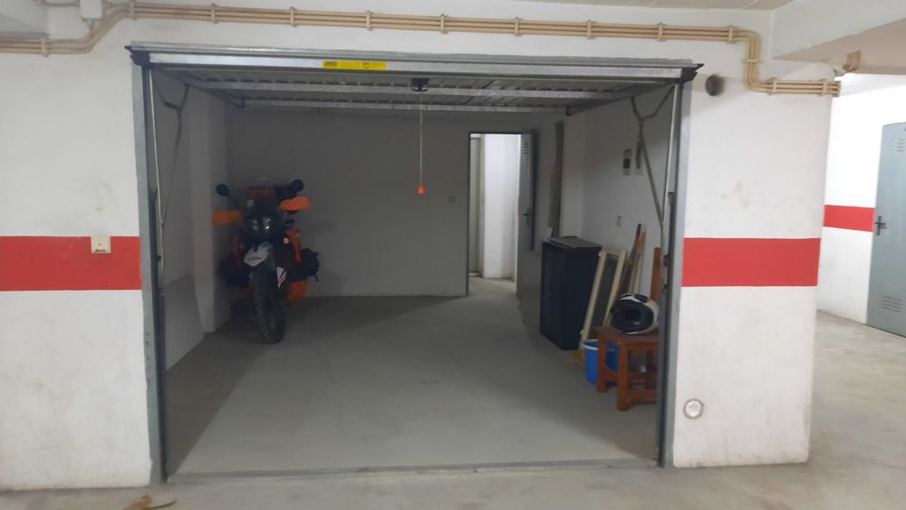 Garagem Box Fechada com Portão Automático e Eletricidade – Rio de Mouro