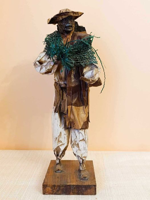Figura de artesanato homem, com saco de carvão papel maché