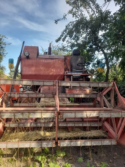 Продається комбайн Massey Ferguson на ходу,треба грохот. Колеса нові є