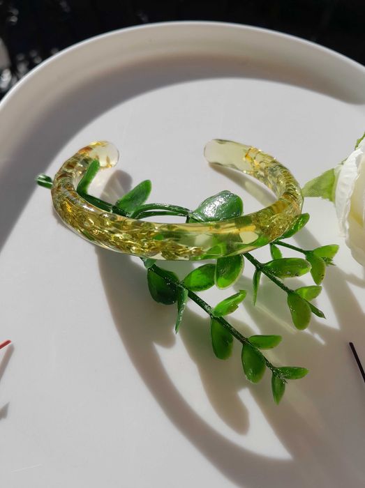 Bursztynowa bransoletka z dodatkiem naturalnego świerka.