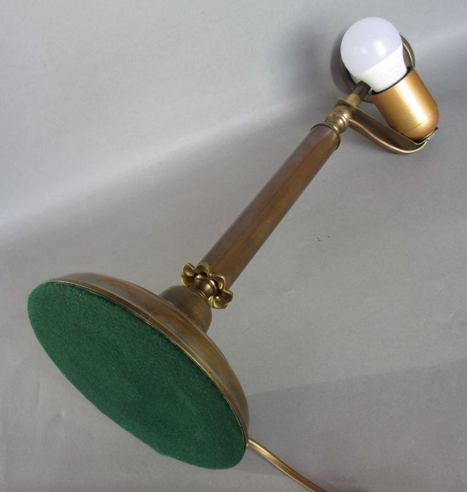 Rasowa, klasyczna, gabinetowa, stara (przedwojenna ?) lampka z mosiądzu.