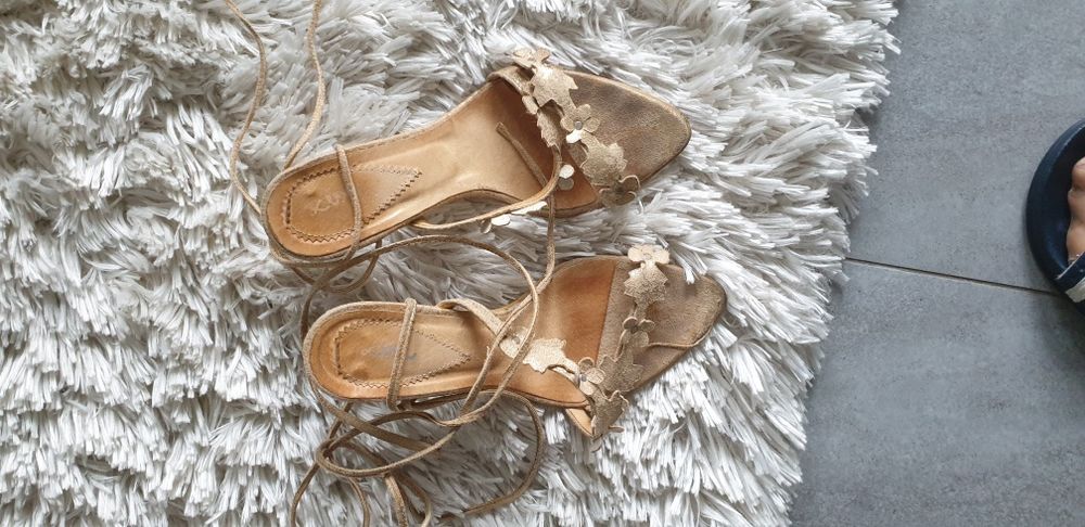Złote sandałki szpilki wiązane