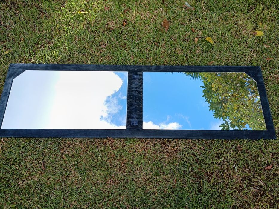 Espelho com moldura em madeira forrado a veludo.
Medidas: 165/52cm