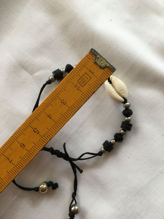 Bransoletka kauri z muszelką i koralikami na sznurku