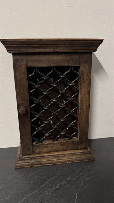 Drewniana szafka na klucze