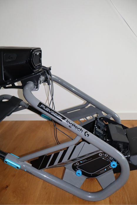 Kit Simulação de Corrida Logitech G PRO + Playseat Trophy