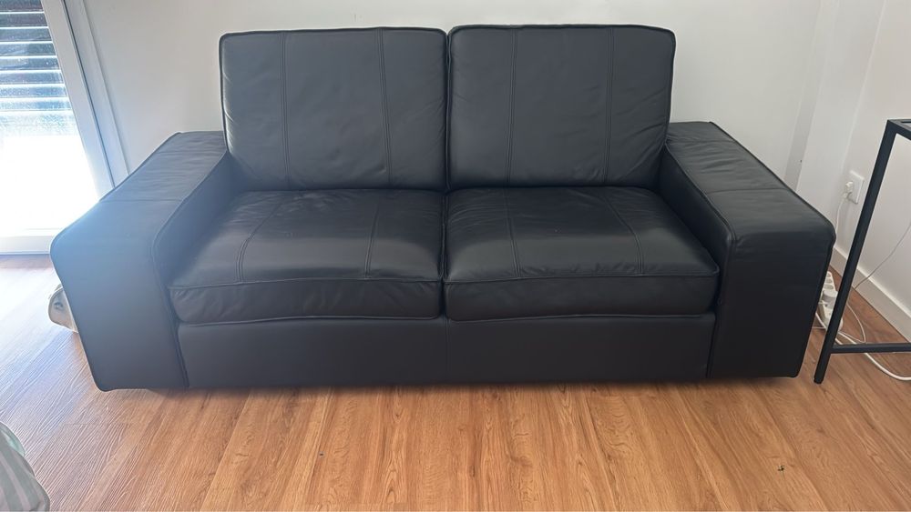 Sofá de Couro Preto Impecável – Estilo Moderno e Conforto