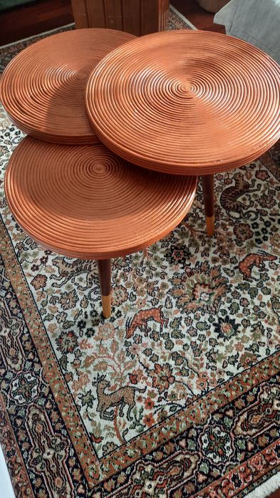 Mesa de apoio de sofá _sala estar pintada em rose gold com terminações de pés pintado em dourado