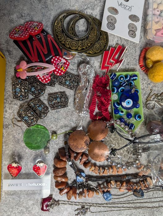 Zestaw biżuterii koraliki cekiny łańcuszki kamienie