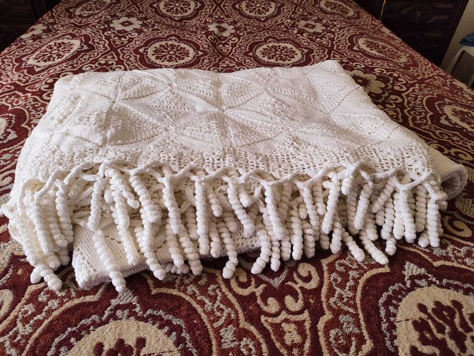 Colcha de crochê bordada à mão para cama de casal.