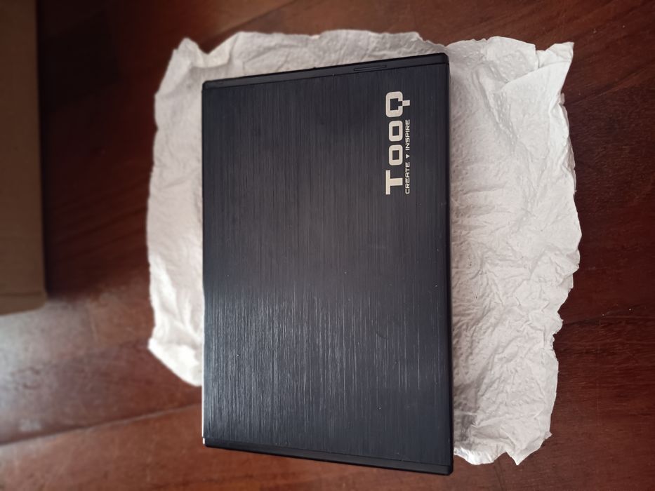 Eu vendo caixa externa para inserir um disco rígido de 3,5". Disco rígido grande chamado hdd.