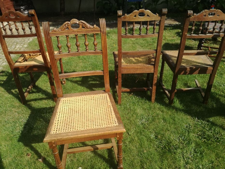 Stare, antyczne krzesła dębowe.