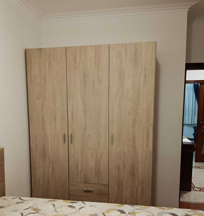 Roupeiro cinza acastanhado