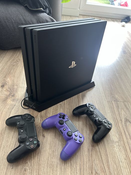 Ps4 pro 1TB z trzema padami oraz podkladka chłodząca