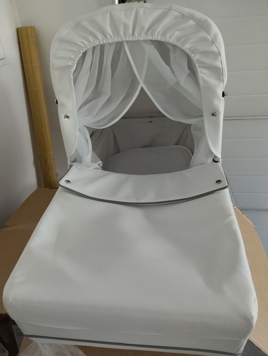 Alcofa branca. Nova, em pele.