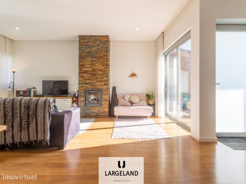 Moradia Térrea Moderna Próxima da Escola Oliveira Júnior e CEI