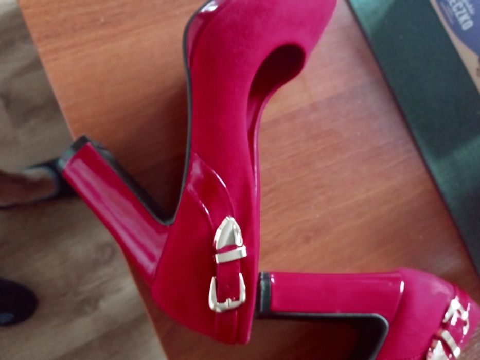 Buty czerwone 37 obcas wsuwane zamsz