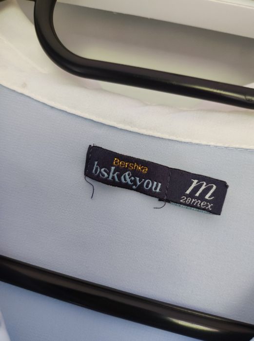 Niebieska damska elegancka koszula z białym kołnierzem Bershka S/M
