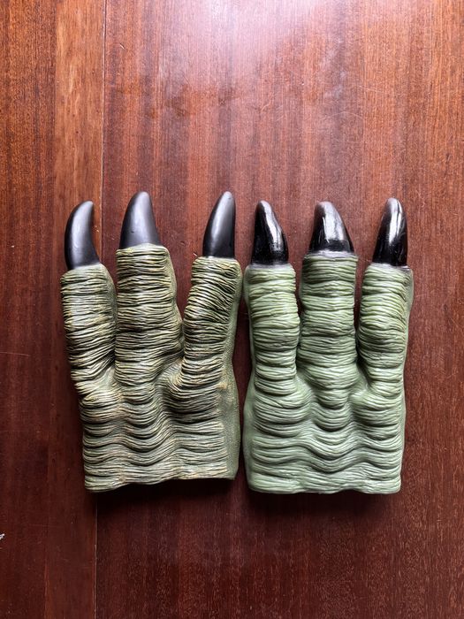 Mãos de dinossauro para festa temática