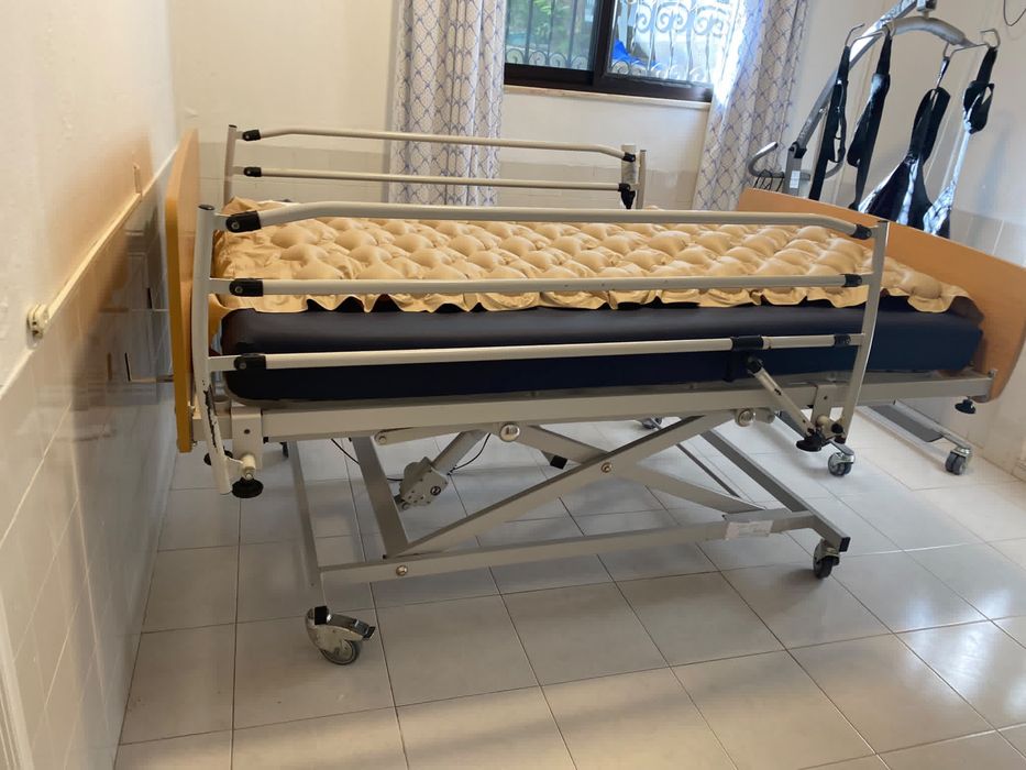 Cama hospitalar elétrica elevatória 90×200 cm com grades e colchão