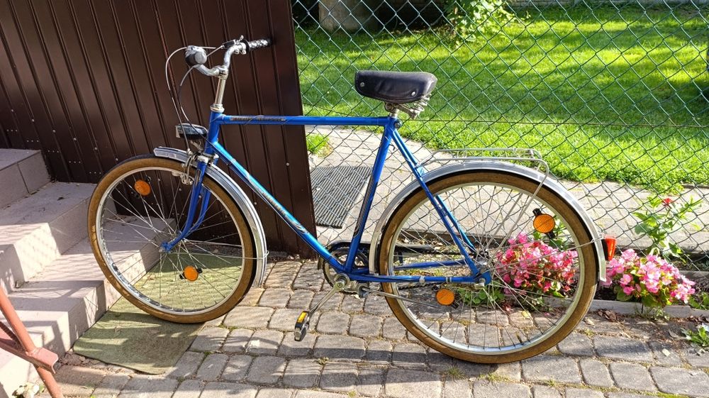 Rower stary z ramą.