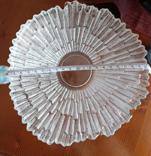 Taça de vidro com relevo