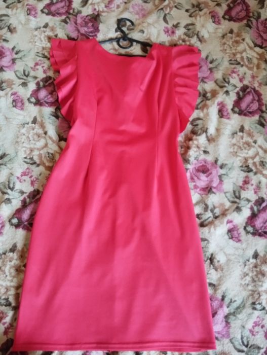 Плаття червоне з вирізом ззаду