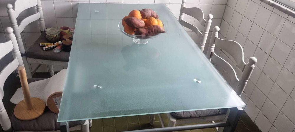 Mesa de vidro, Sem cadeiras