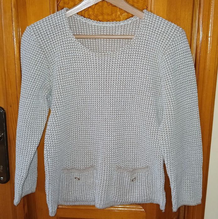 Beżowy, damski sweter.