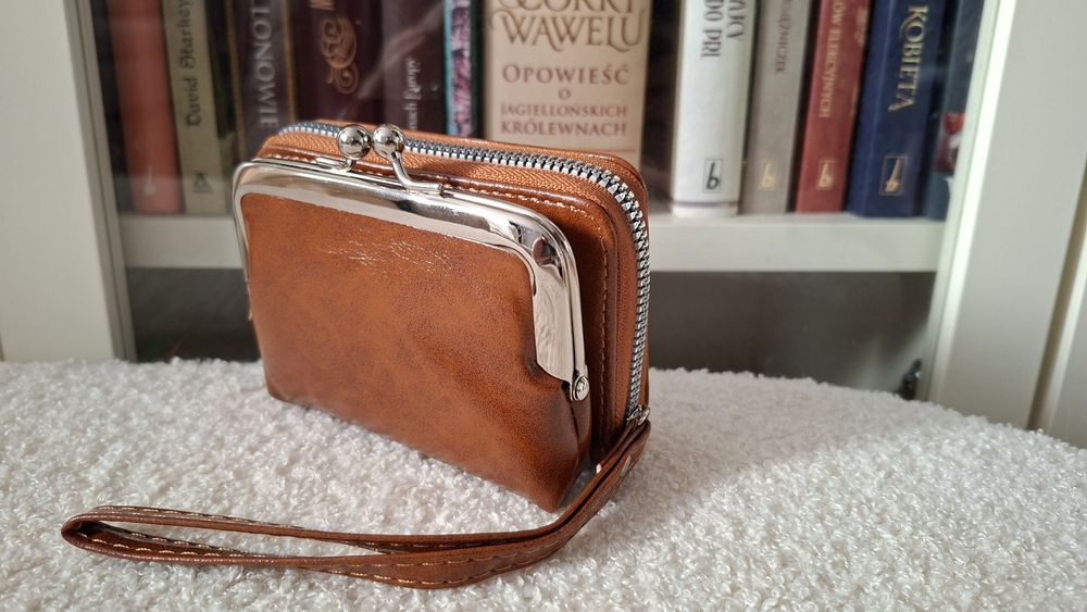 Nowy portfel z delikatnym połyskiem