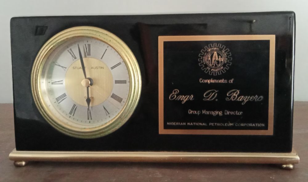 Relógio em nacra decorativo