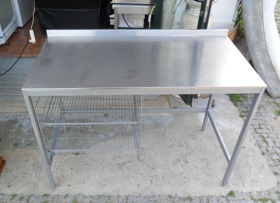 Bancada inox com prateleiras em rede
