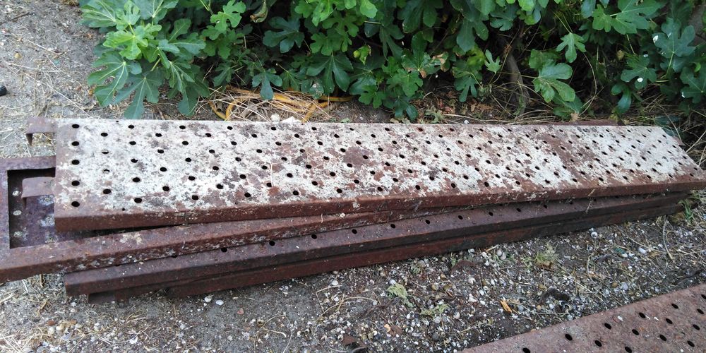 Conjuntos de Pranchas e cruzetas de andaime mais capacete para obra