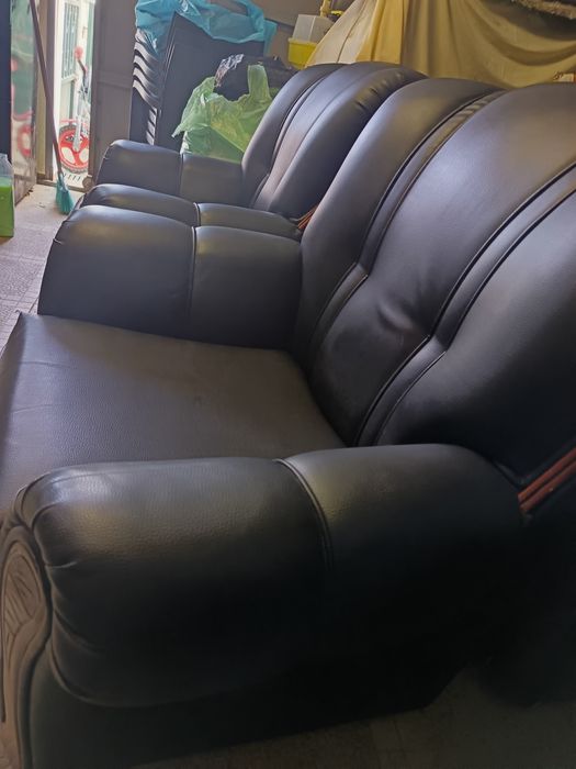 Vende-se conjunto de 3 sofás de Couro em preto