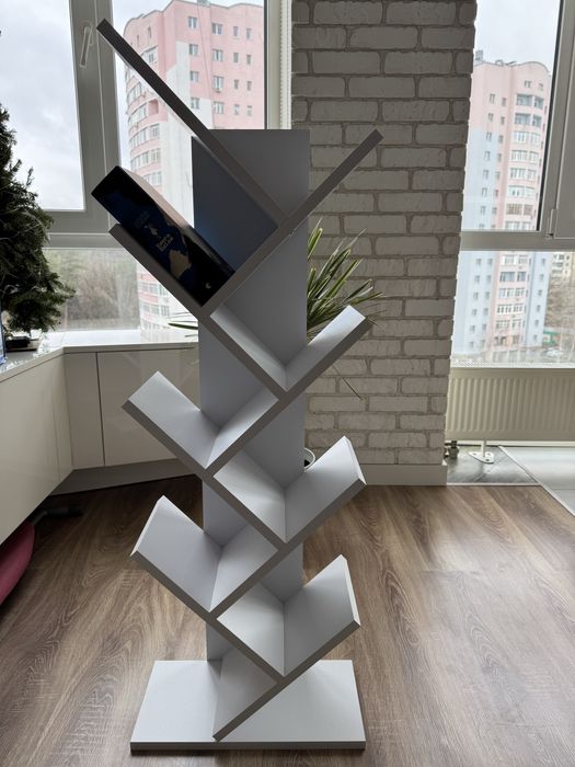 Книжкова полиця у формі дерева