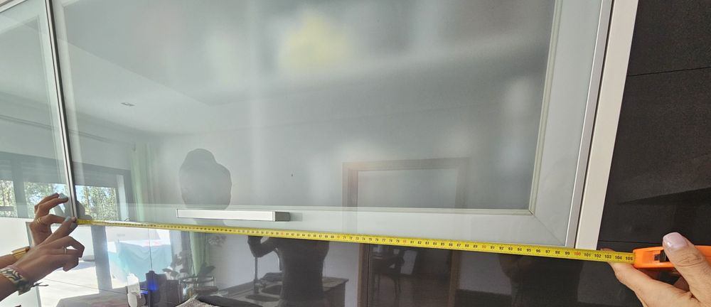 Movel suspenso de cozinha branco lacado e vidro
