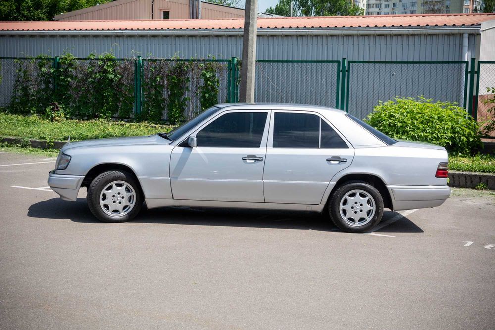 Mercedes-Benz E-Class 1993