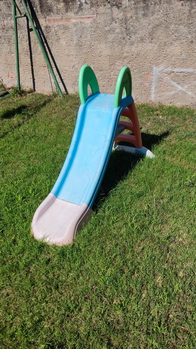 Escorrega infantil criança