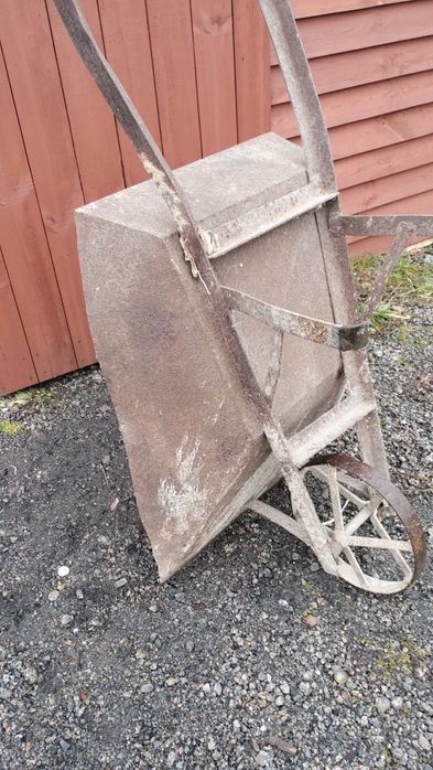 Zabytkowe taczki metalowe