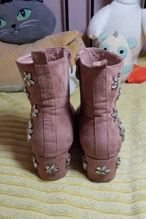 Zamszowe botki ze zdobieniami znoszone