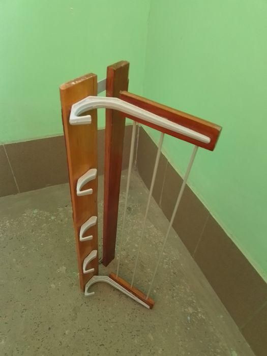 Продам нову вішалку для одягу, дерево!