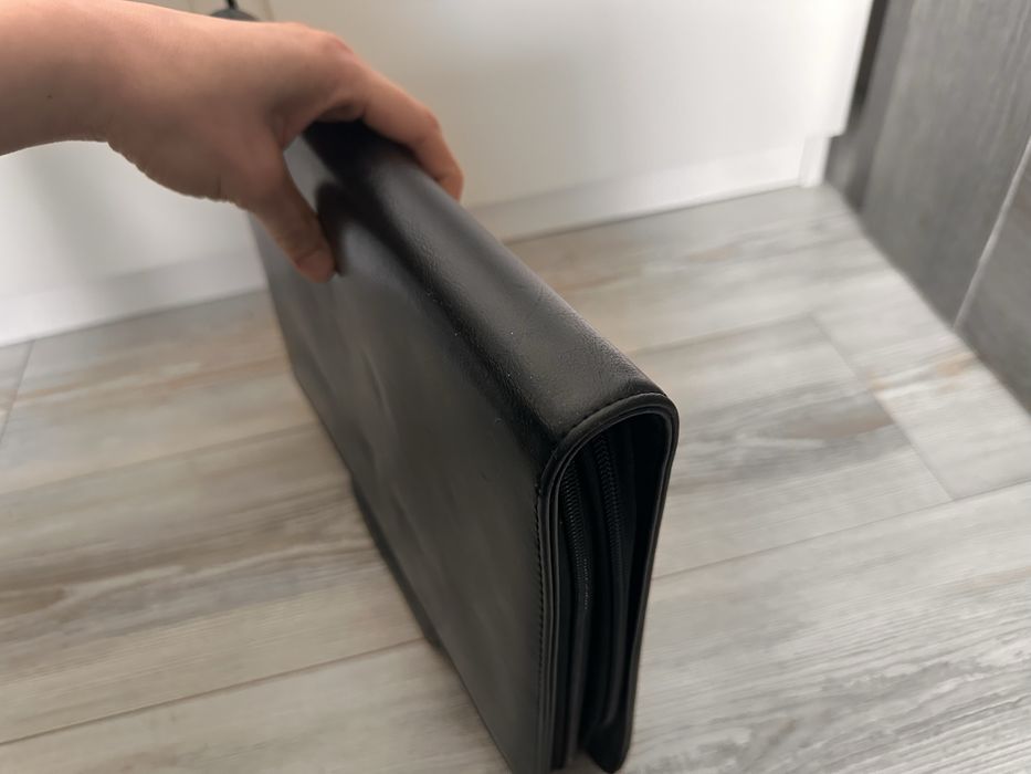 Czarna skórzana aktówka