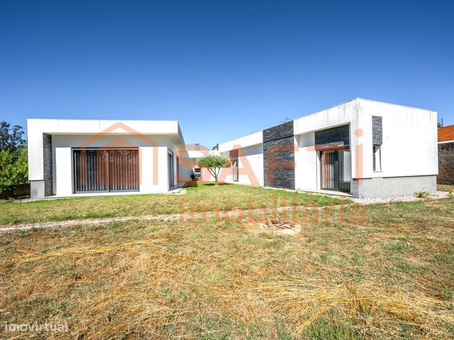 Moradia contemporânea térrea T3