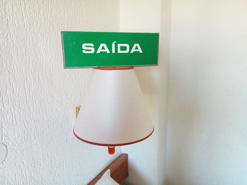 Placa saída de emergência verde em bom estado