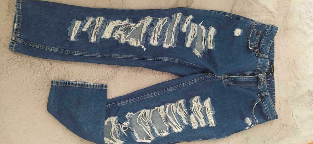 Calças de ganga rasgadas de cinta subida