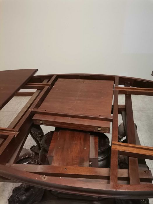 Mesa de jantar de madeira