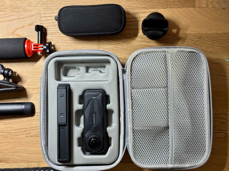 Insta360 X5 Essentials Bundle + Extras + Moto kit | Como Nova