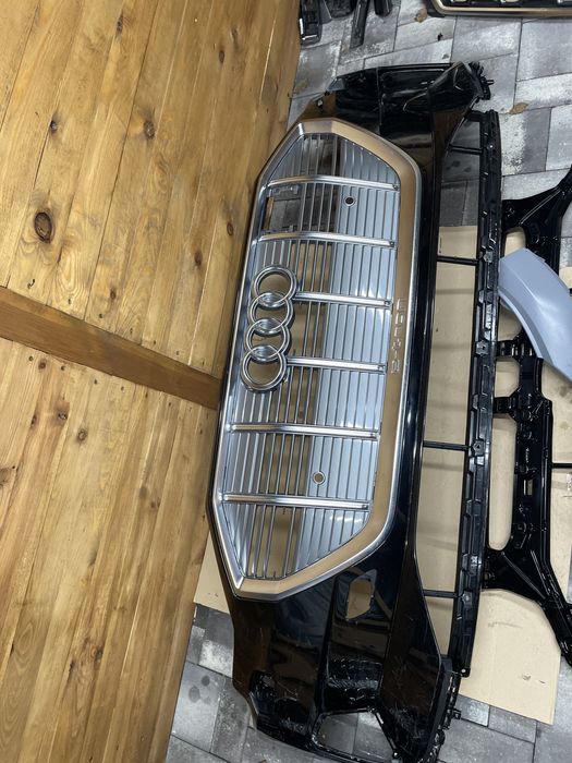 Решітка бампера нижня веутрішня Audi etron 4 ke