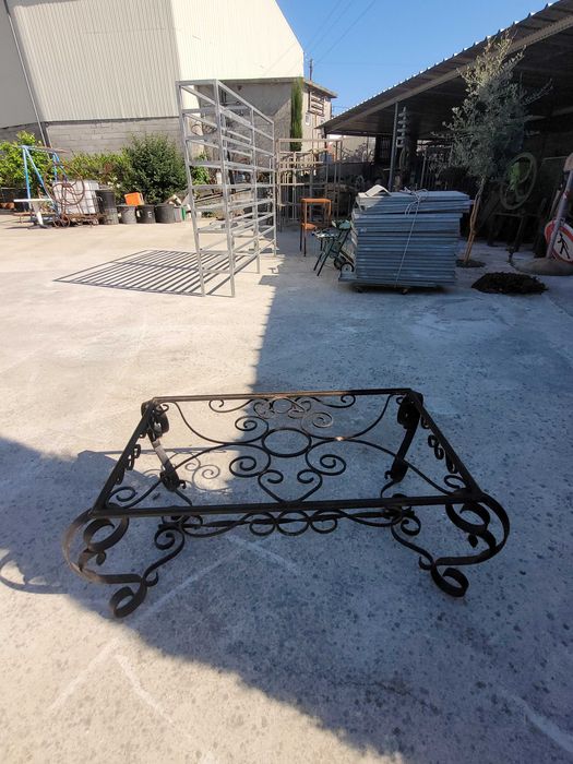 Mesa em ferro forjado